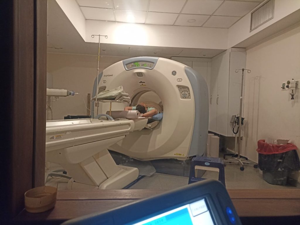 Paciente realizándose una tomografía en el tomógrafo GE Brightspeed de Grupo OSEO, Caracas
